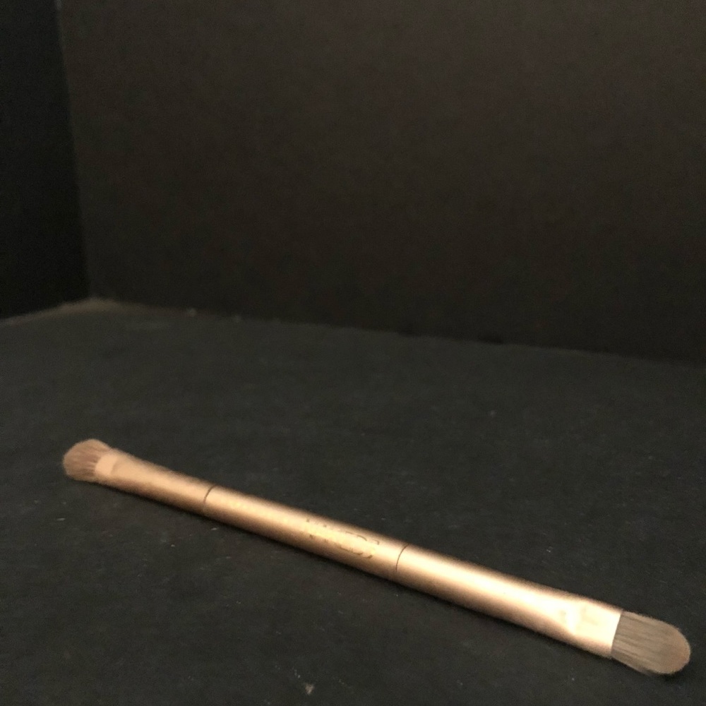 🌿 Urban Decay Makeup Brush (double sided)